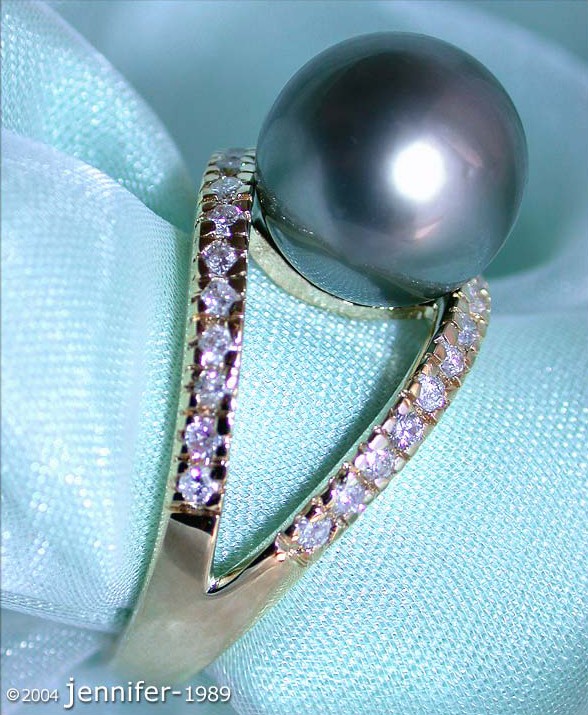 Goldener Tahitiperlenring mit Diamanten, Detailaufnahme, elegant und zeitlos.
