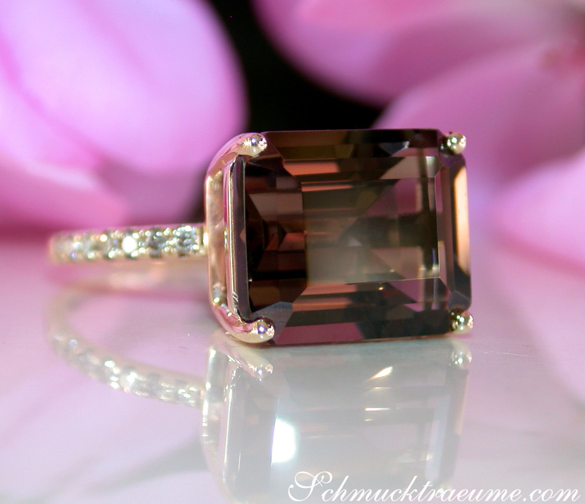 Klare Rauchquarz-Stein-Ring mit braunen Diamanten, Detailaufnahme, goldene Verarbeitung