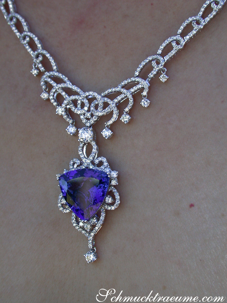 Detail des luxuriösen Tansanit-Colliers mit Brillanten in Weißgold 750