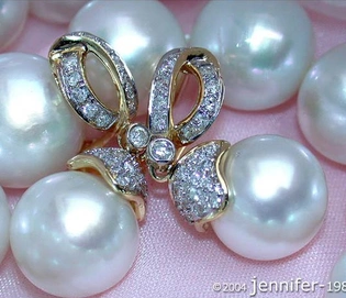 Gelbgold-Ohrgehänge mit 0.620 Karat Diamanten und Südseeperlen