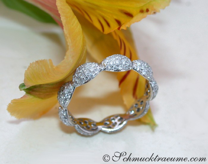 Feinster Brillant-Pavé-Ring in Weißgold, detailreich, elegant, auf Blüte platziert