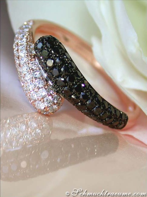 Detailaufnahme von Roségold-Ring mit schwarzen und weißen Diamanten, glänzende Steine, eleganter Schmuck für Damen