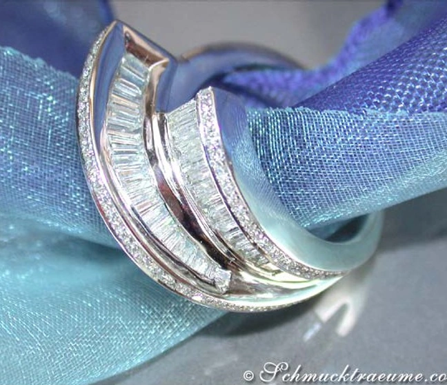 Detailaufnahme des Diamanten-Rings mit Weißgold 750 und blauem Seidenband Detailaufnahme des Diamanten-Rings mit Weißgold 750 und blauem Seidenband