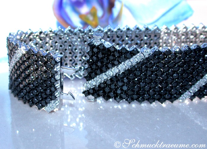 Schwarz-weißes Armband mit Diamanten und Brillanten, Detailaufnahme, hochkarätig verarbeitet