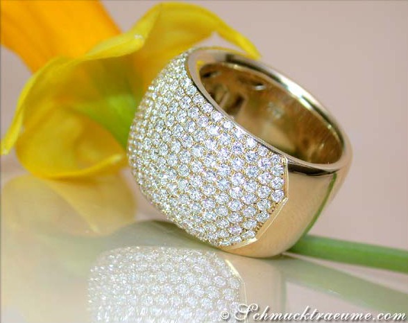 Gelbgold 750 Brillanten Pavé Ring mit glänzender Oberfläche, Detailaufnahme
