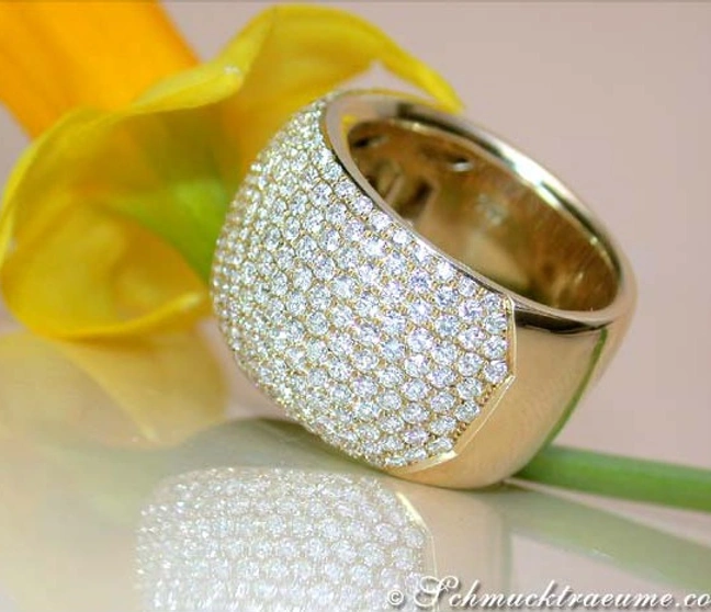 Gelbgold 750 Brillanten Pavé Ring mit glänzender Oberfläche, Detailaufnahme Gelbgold 750 Brillanten Pavé Ring mit glänzender Oberfläche, Detailaufnahme