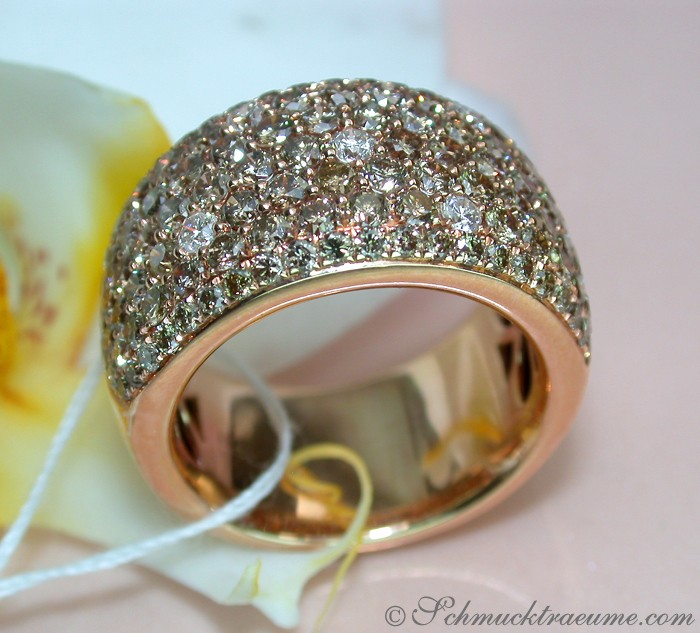 Runder Ring mit naturbraunen Brillanten, roségoldene Verarbeitung, Detailaufnahme