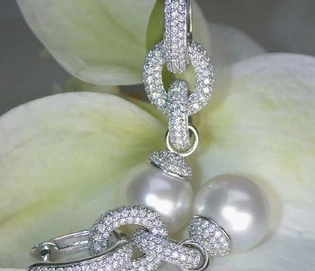 Ohrgehänge aus Weißgold 750 mit 2.300 Karat und Südseeperlen