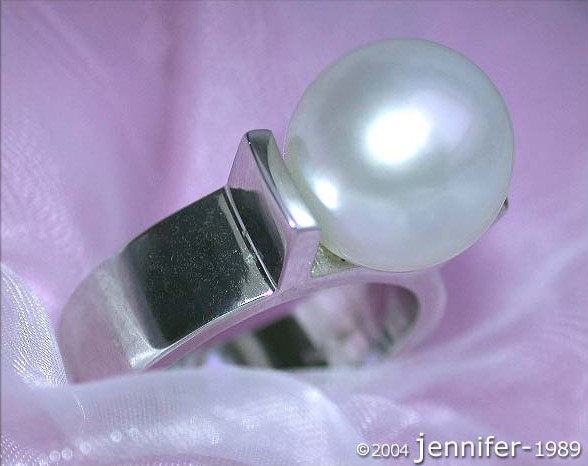 Weißgold-Ring mit Südseeperle, Detailaufnahme, Polsterung im Hintergrund