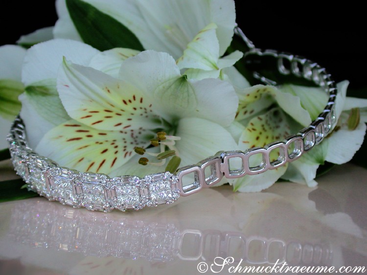 Schimmernder Diamantenarmreif mit Princess- und Baguette-Diamanten, Detailaufnahme, auf Liliengewinde gelegt