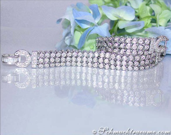 Detail des Diamanten-Armbands in Weißgold 585 mit Blumen im Hintergrund