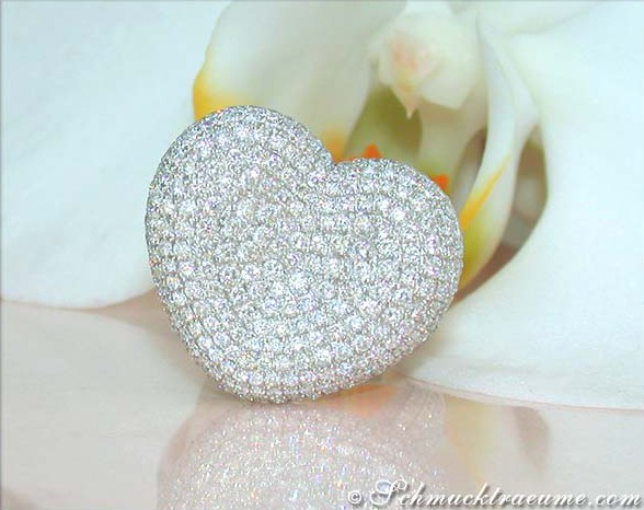 Weißgold Herzring mit 1.830 ct. Diamanten, Pavé-Veredelung, Detailansicht