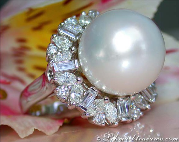 Perlenring mit Diamanten in Weißgold, Detailaufnahme, makellose Perle, Blumen im Hintergrund