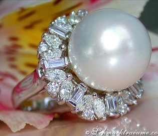 Perlenring mit Diamanten in Weißgold, Detailaufnahme, makellose Perle, Blumen im Hintergrund