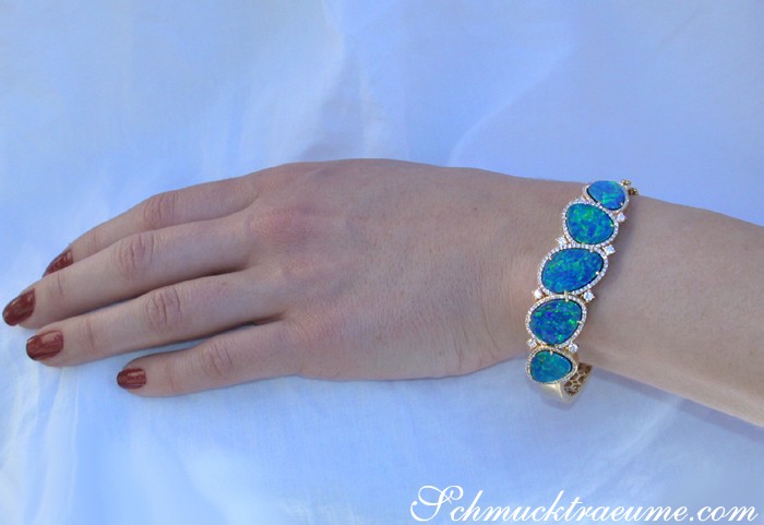 Opal-Armreif mit Brillanten auf Hand, Detailaufnahme