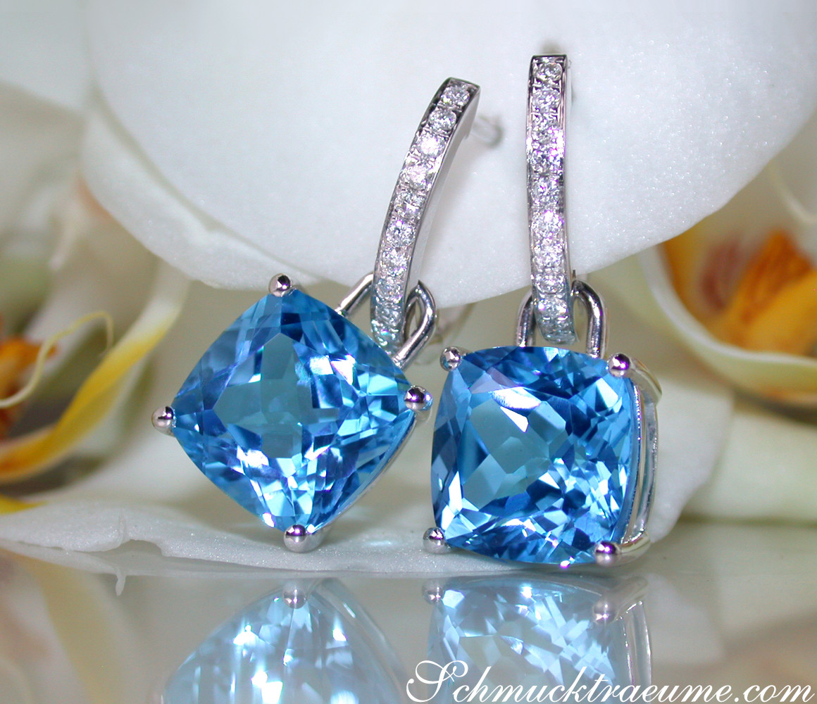 Blautopas-Kissen-Ohrringe mit Diamanten, detailreich, elegant, auf weißem Hintergrund.