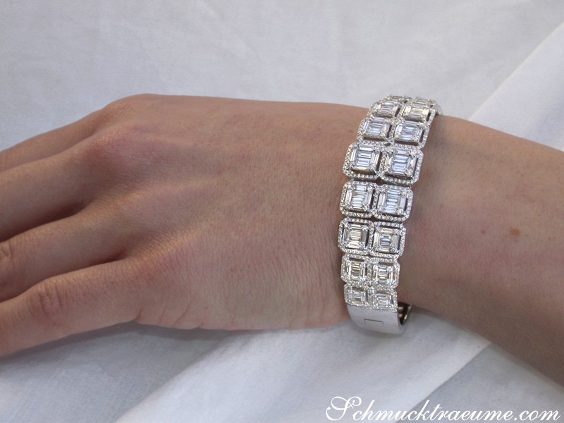 Armband aus Weißgold mit Baguette-Diamanten, Detailaufnahme auf der Hand