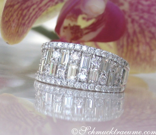 Erstklassiger Brillanten-Bandring mit Baguette-Diamanten, klassisches Design, 2.38 ct. TW VS, Weißgold 750. Erstklassiger Brillanten-Bandring mit Baguette-Diamanten, klassisches Design, 2.38 ct. TW VS, Weißgold 750.