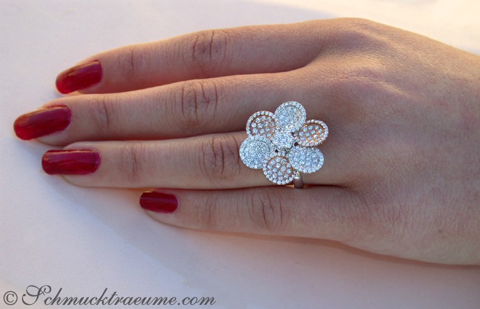 Femininer Brillanten Ring im Blumen Design in Weiß- & Roségold - Image 4