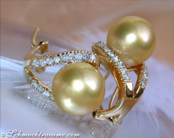 Goldene Südseeperlen Ohrstecker mit Brillanten, elegant, schimmernd, Gelbgold 750, Detailaufnahme.