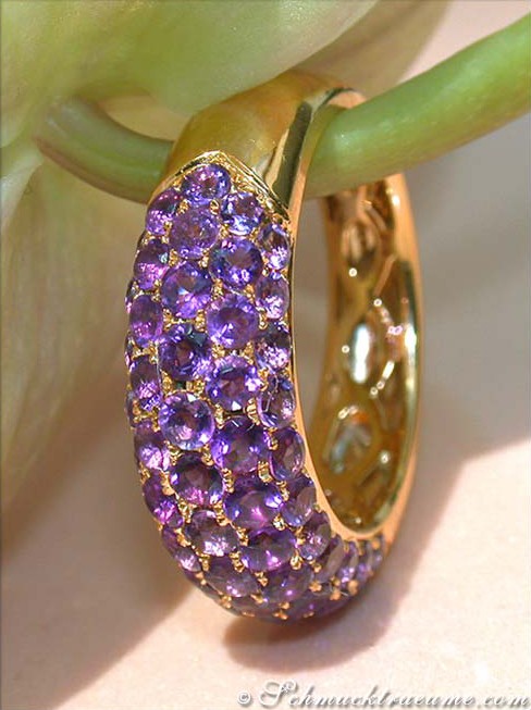 Goldener Amethyst Pavéring mit Blume im Hintergrund
