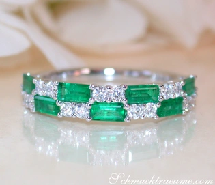 Weißgold-Bandring mit Smaragden und Brillanten, Detailaufnahme, elegant, hochglänzend