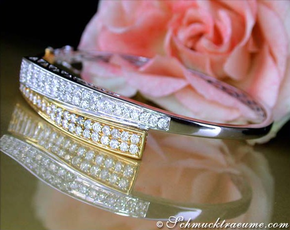 Schmuckträume: Diamant-Armreif aus Gelb- und Weißgold 585, Detailaufnahme, rosa Rose im Hintergrund