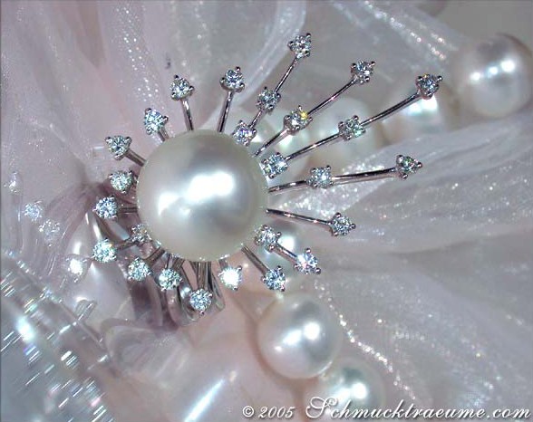 Südseeperlen-Ring mit Brillanten, Detailaufnahme, strahlendes Design, weißgold, Perlenzentrum, glänzende Kristalle, elegant.