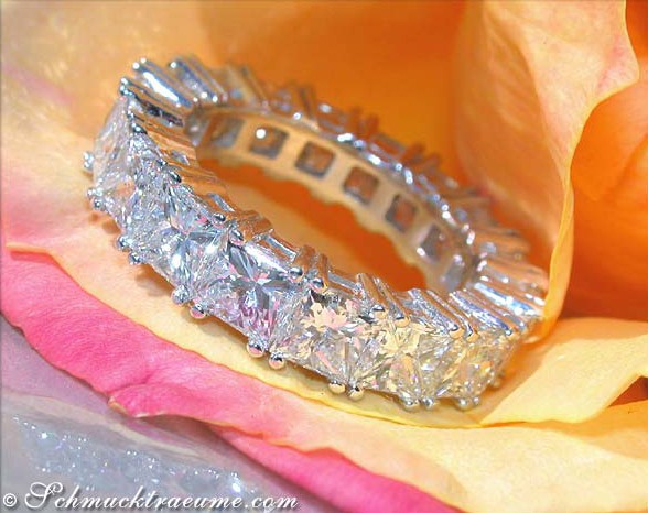 Erlesener Diamanten Memory Ring in Weißgold 750, 9.05 ct. TW VS