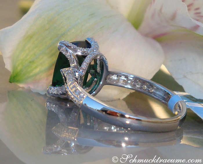Turmalin-Brillanten-Ring in Weißgold, Detailaufnahme mit Blüte im Hintergrund
