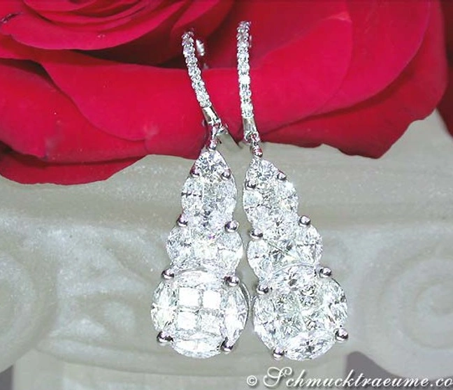 Rosenblüte im Hintergrund, Diamant-Ohrgehänge mit Illusion-Design, elegante Schmuckdarstellung Rosenblüte im Hintergrund, Diamant-Ohrgehänge mit Illusion-Design, elegante Schmuckdarstellung