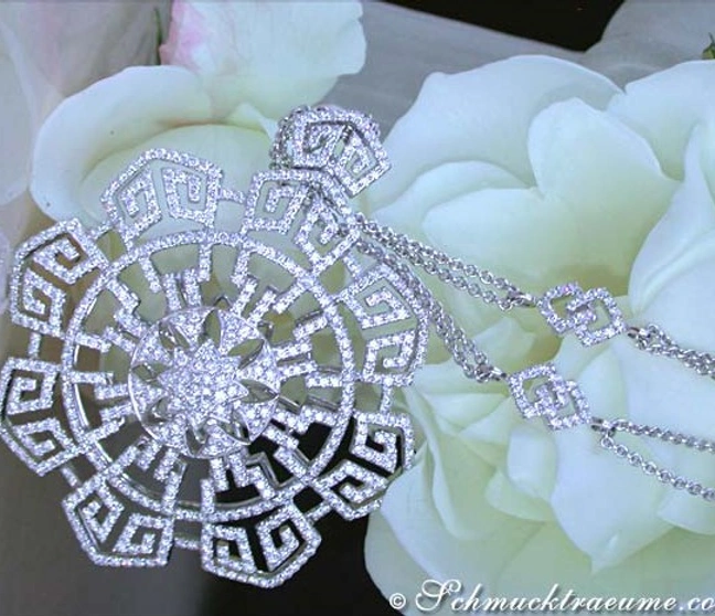 Weißgold-Collier mit 625 Brillanten, detailreiches Design, auf Rosenblüten liegend Weißgold-Collier mit 625 Brillanten, detailreiches Design, auf Rosenblüten liegend