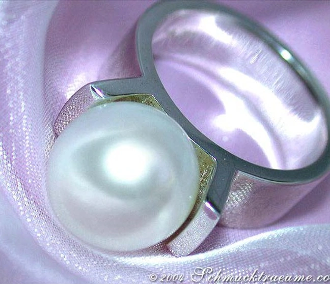 Weißgold 585 Ring mit großen Südseeperle, Detailaufnahme auf lila Stoff. Weißgold 585 Ring mit großen Südseeperle, Detailaufnahme auf lila Stoff.
