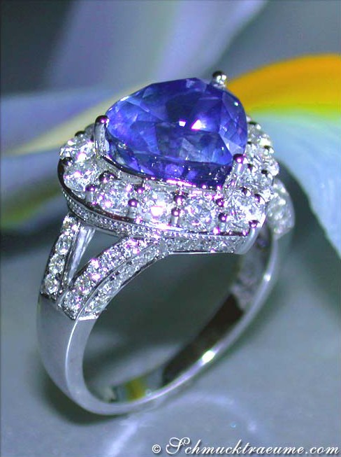 Exklusiver Tansanit-Ring mit 60 Brillanten in Herz-Design, 750er Weißgold