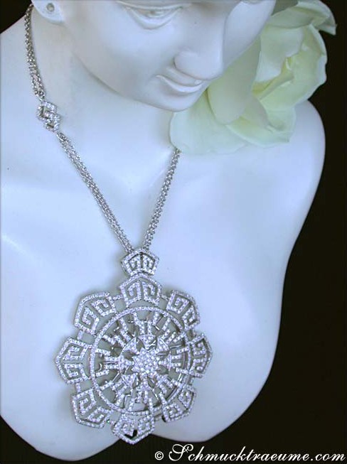 Weißgold-Collier mit 625 Brillanten, großes Design, getragen am Hals, Detailaufnahme