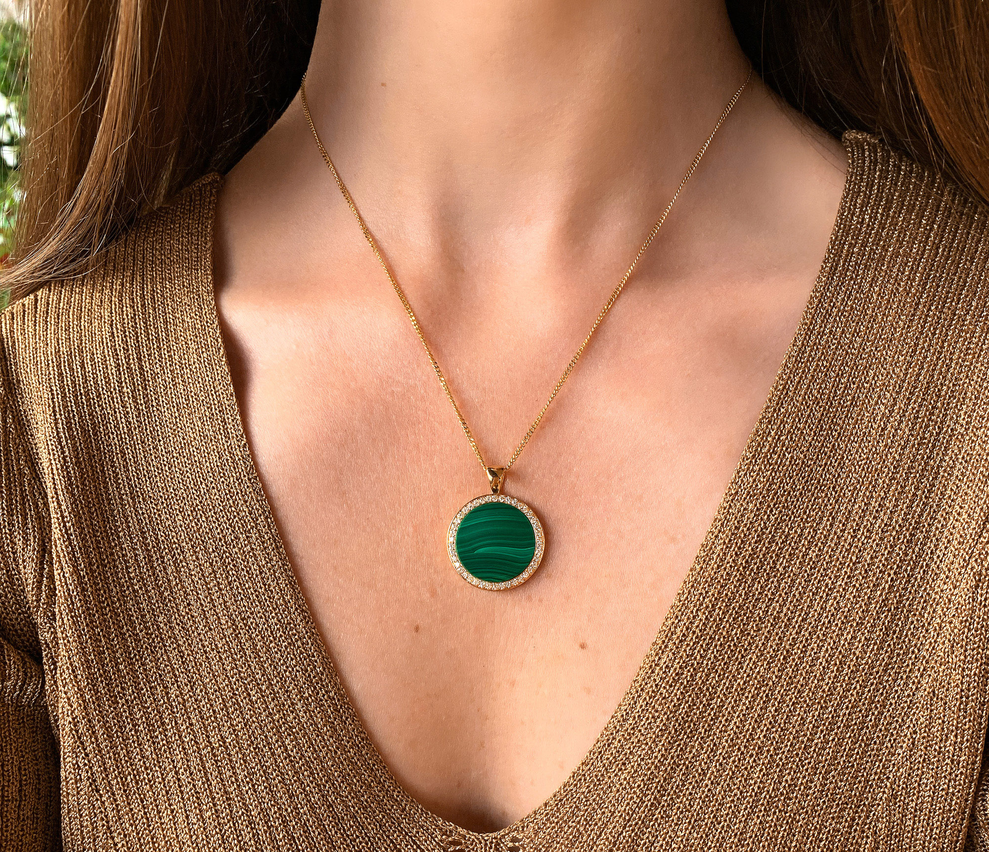 Klassischer Malachit-Anhänger in Gelbgold, detailreich, getragen