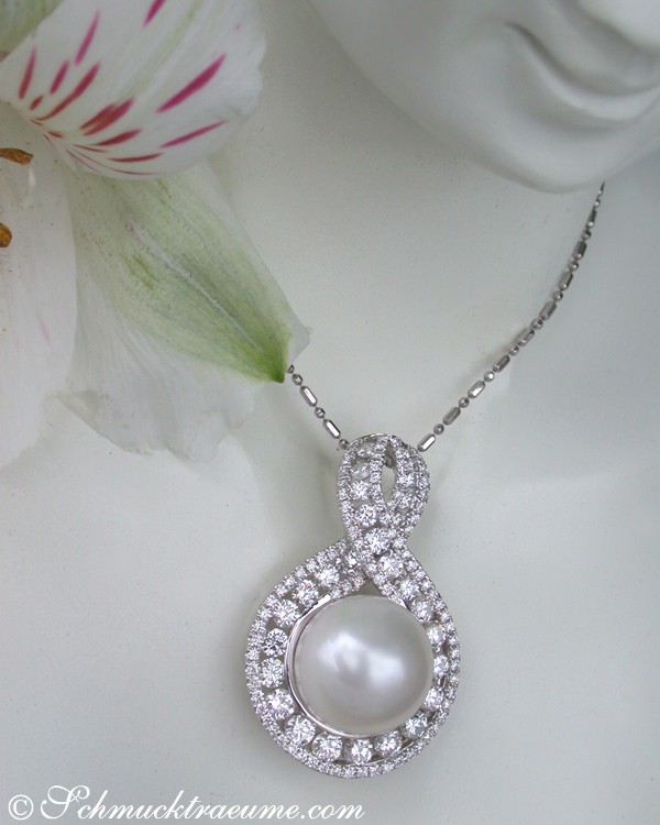 Detailaufnahme des Südseeperlen-Anhängers mit Brillanten in Weißgold 750