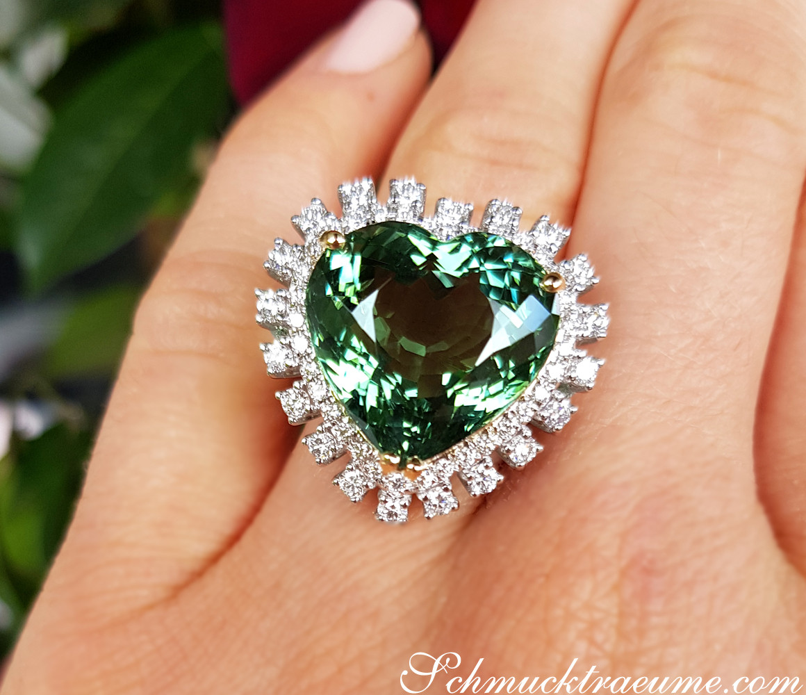 Weißgoldring mit grünem Herz-Turmalin und Diamanten, Detailaufnahme, elegant.