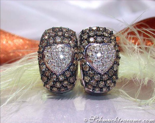 Weißgold Herz-Ohrstecker mit naturbraunen Brillanten, Detailaufnahme, elegant und glitzernd