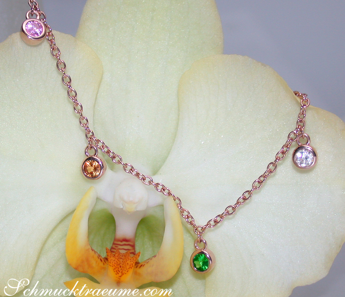 Multicolor Saphir-Kette in Roségold, detailreich, elegant, auf Orchideenblüte gelegt