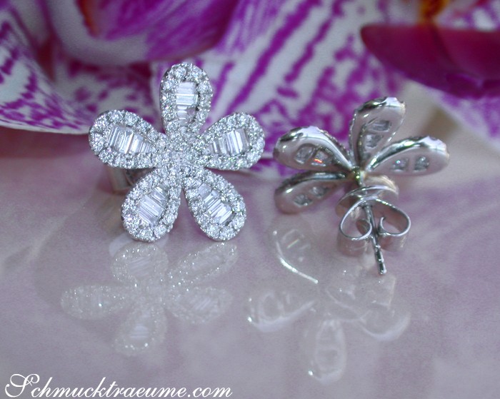 Blütenförmige Diamant-Ohrstecker in Weißgold 585, detailreich, elegant