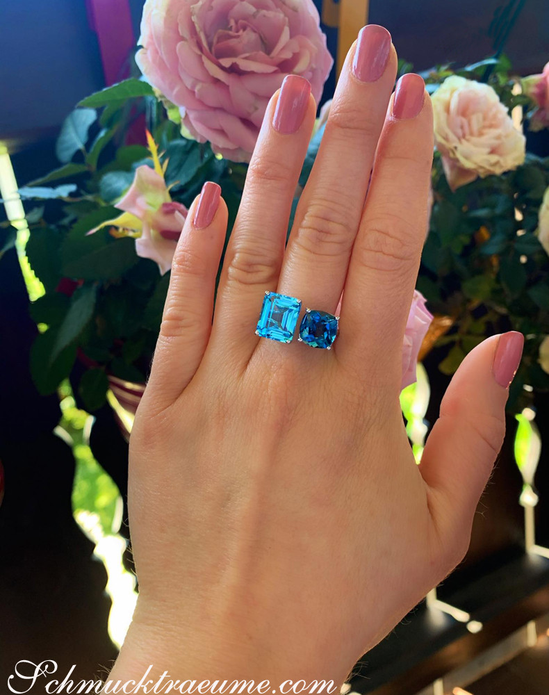 Blautopas-Ring mit weißgoldener Verarbeitung, Detailaufnahme vor Rosen