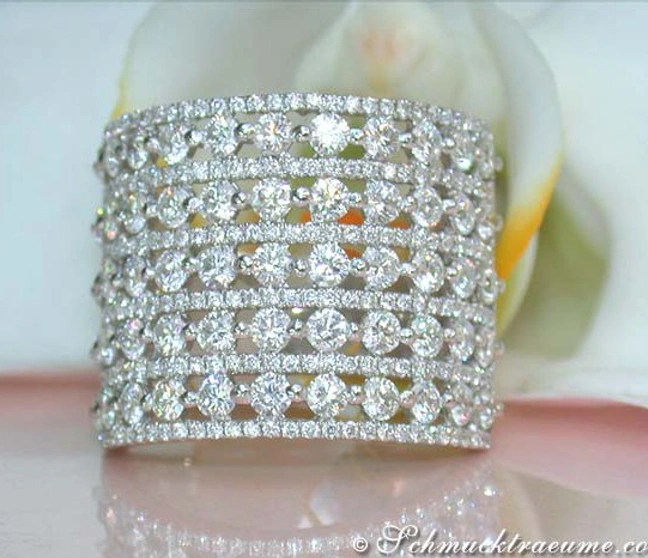 Weißgold-Ring mit Diamanten auf Rosenblüte Weißgold-Ring mit Diamanten auf Rosenblüte