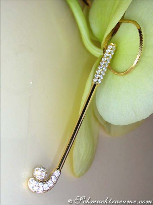 Goldener Golfclub-Anhänger mit Diamanten auf Orchidee, Detailansicht
