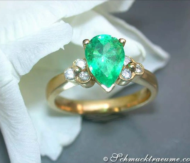 Goldener Smaragd-Tropfen-Ring mit Diamanten, detailreich, elegant. Goldener Smaragd-Tropfen-Ring mit Diamanten, detailreich, elegant.