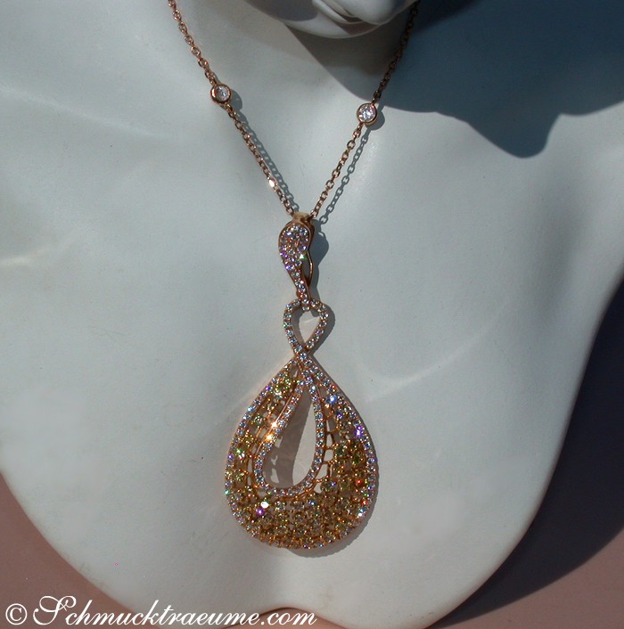 Modell trägt goldfarbene Kette mit teurem Diamantanhänger