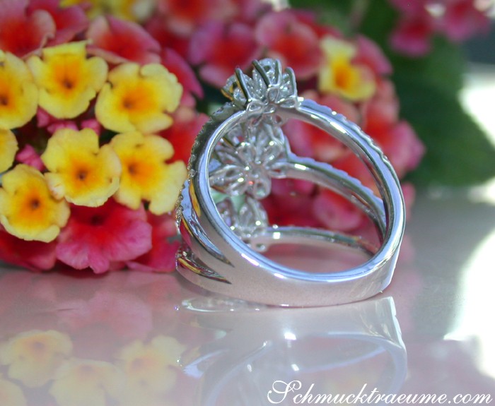 Blüten-Diamantring im Weißgold, Detailaufnahme, elegant und luxuriös