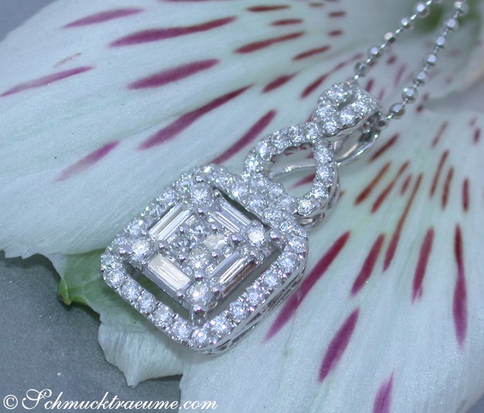 Weißgold-Anhänger mit Diamanten auf Blüte, Detailaufnahme