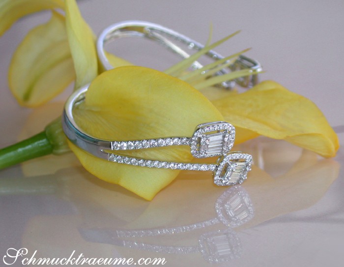 Weißgold-Armreif mit Baguette-Diamanten, gelbe Blüte im Hintergrund