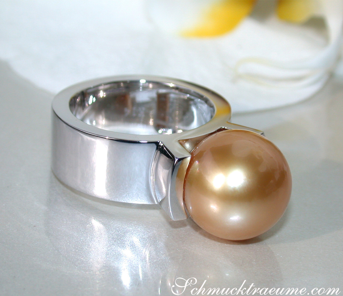 Goldener Südseeperlenring aus Weißgold 585, Detailaufnahme, glänzender Perlenstein, minimalistischer Design